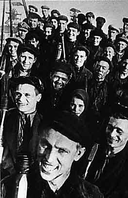 1935 : le mineur Stakhanov et ses coll�gues